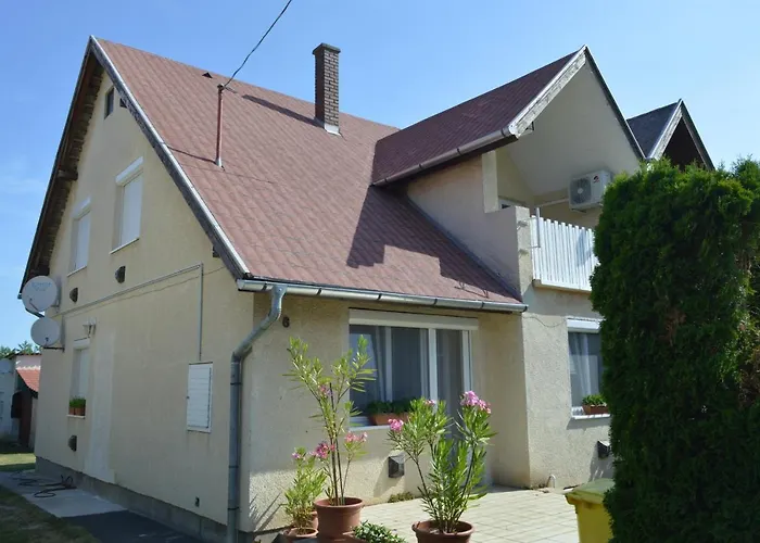 Csepp Nyaralohaz Medencevel